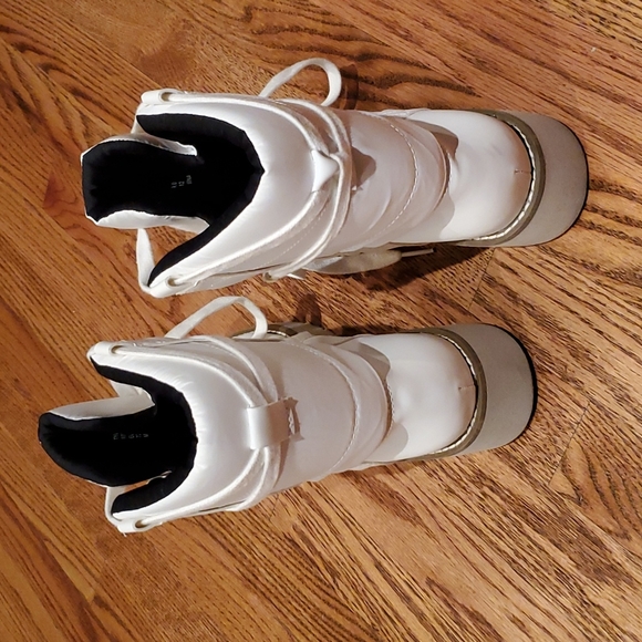 Boots - Picture 3 of 6